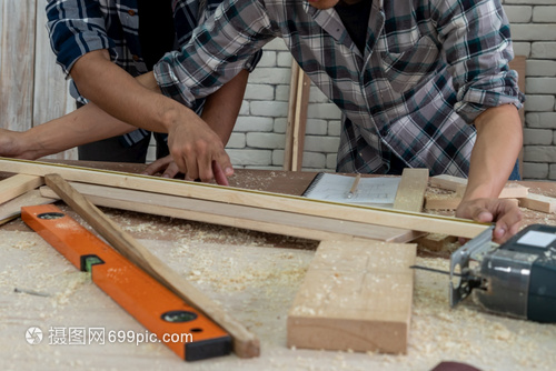 在生产建筑材料或木制家具的讲习班上从事木制工艺的的年轻